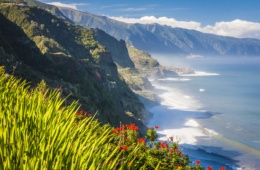 Blick auf die Atlantikküste auf Madeira