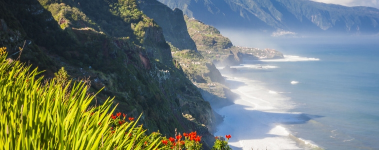 Blick auf die Atlantikküste auf Madeira
