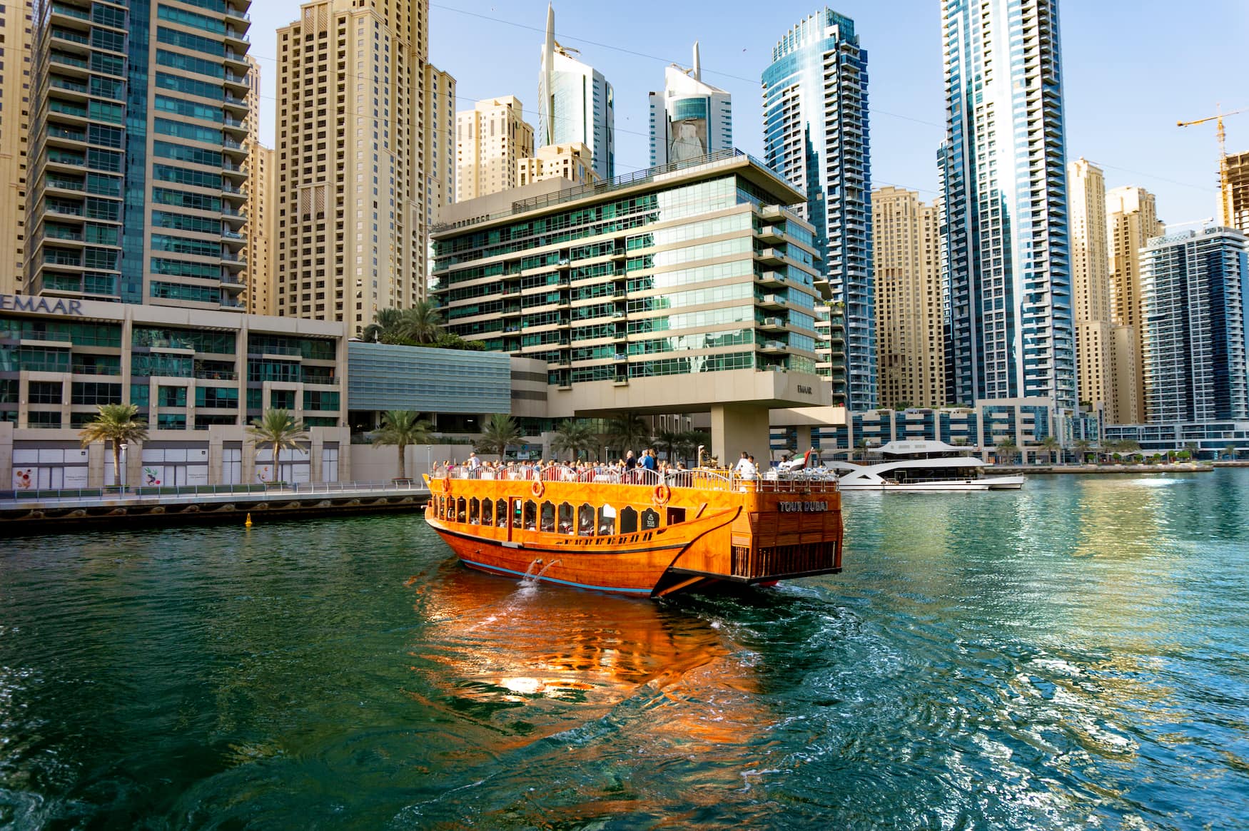 Eins der schönsten Erlebnisse in Dubai ist eine Dhow River Cruise entlang der Skyline der Stadt