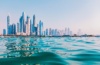 Mann schwimmt in Pool vor der Kulisse Dubais