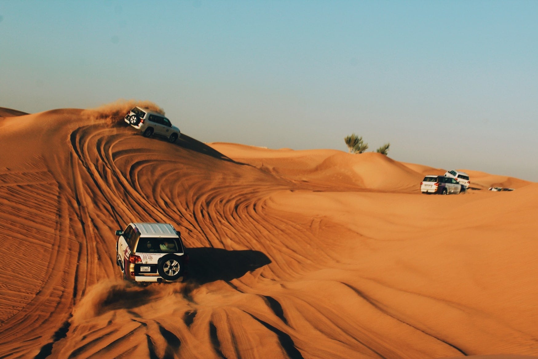 Eins der coolsten Erlebnisse in Dubai ist eine Tour durch die Wüste