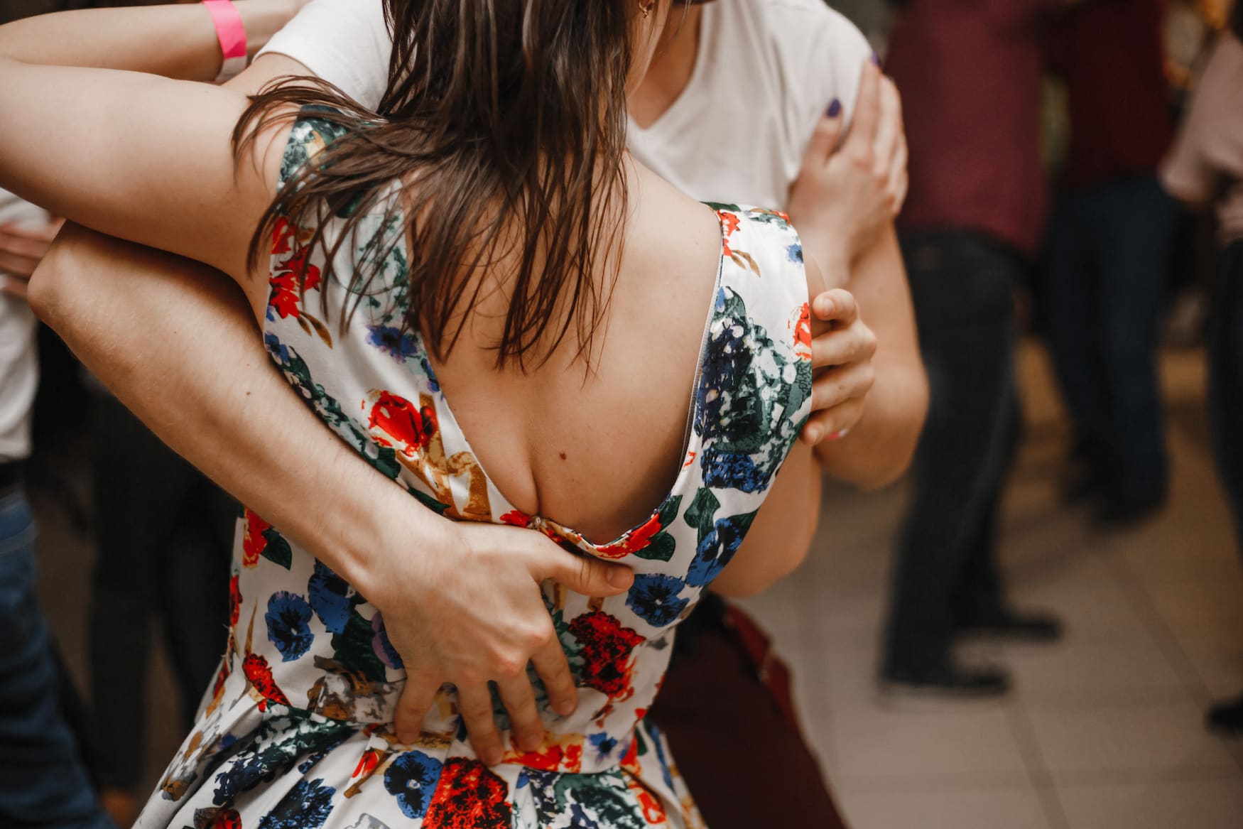 Menschen tanzen Salsa in kubanischer Rooftopbar