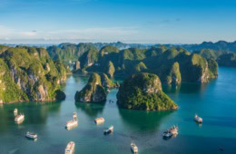 Panoramablick auf Halong Bay in Vietnam