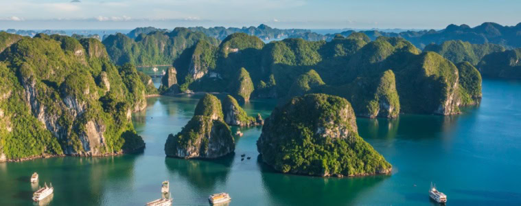Panoramablick auf Halong Bay in Vietnam
