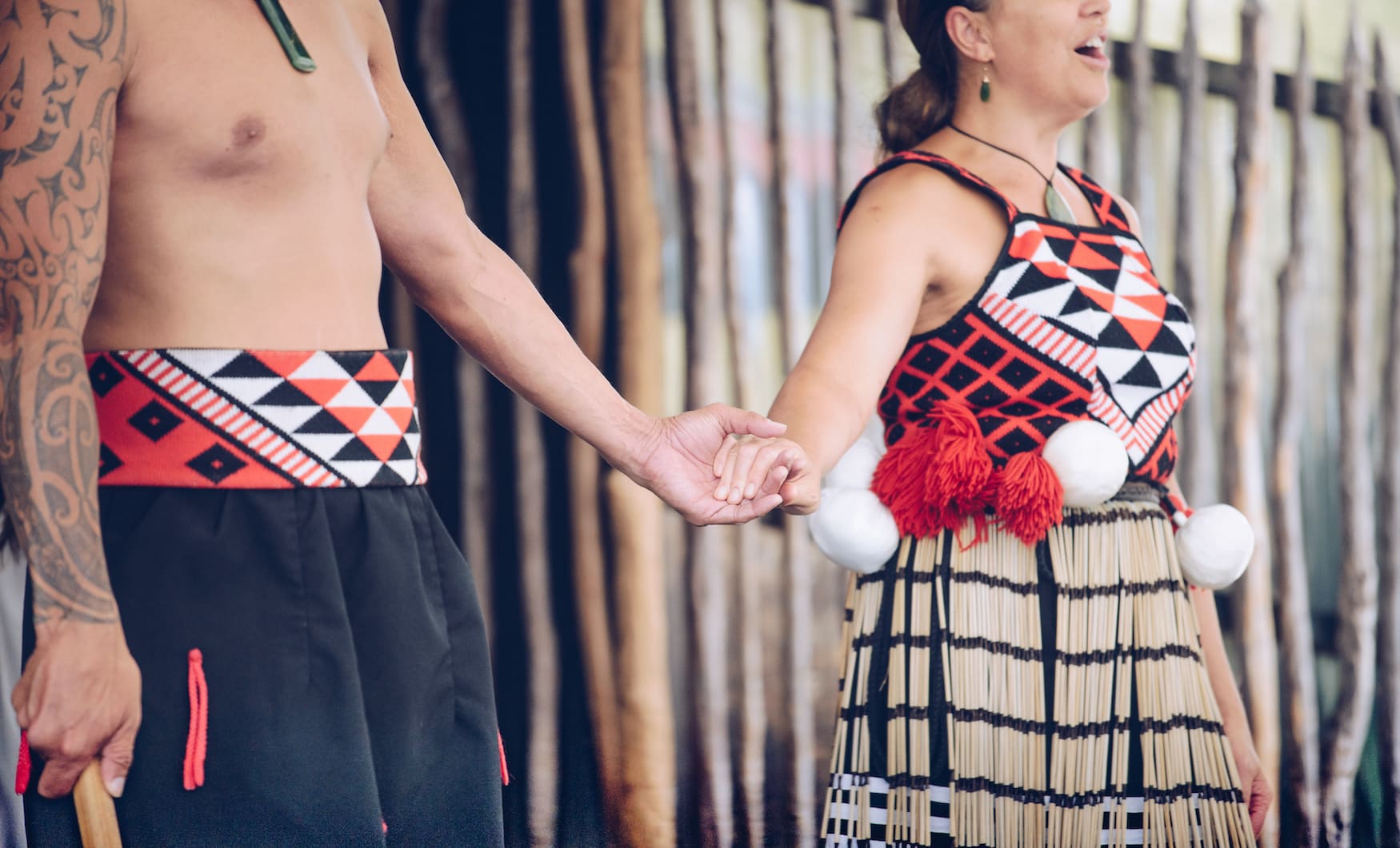 Maori bei einem Ritual auf Neuseeland, das denen der Polyester ähnelt