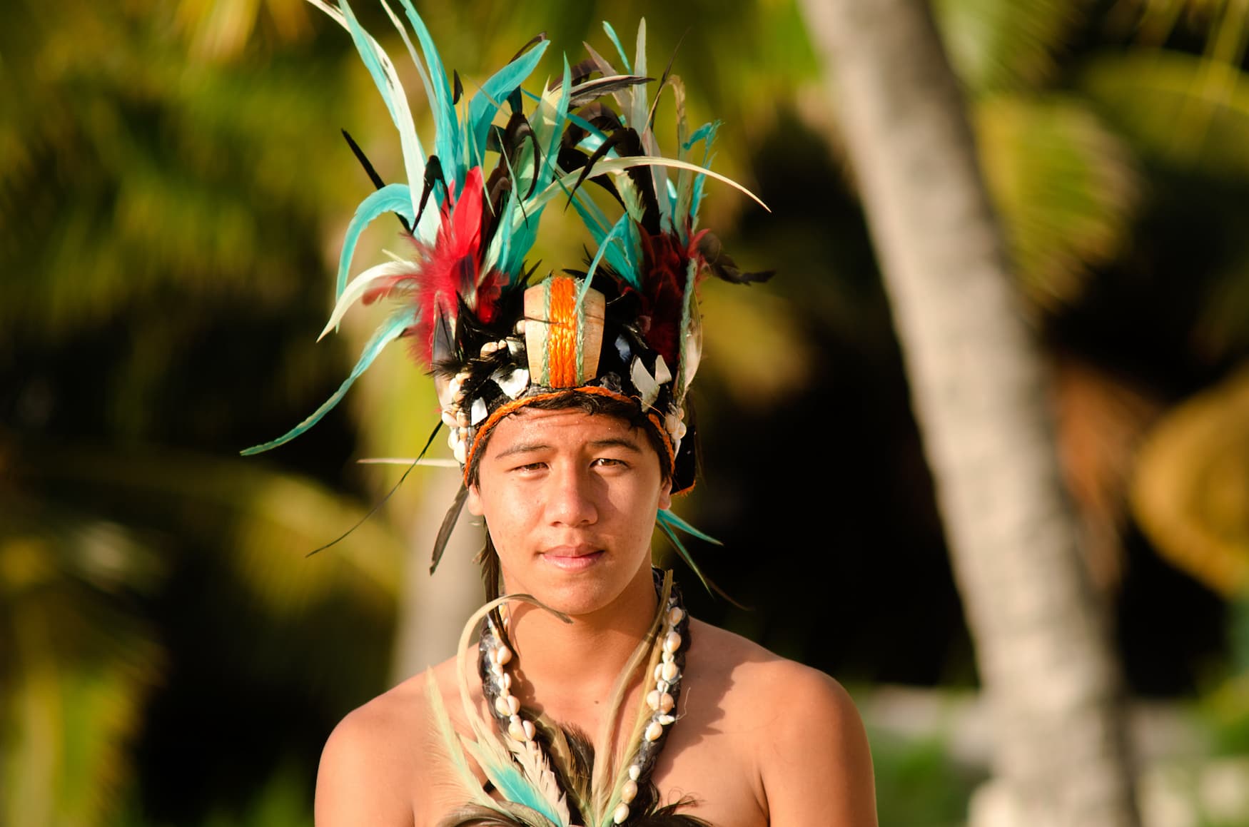 Porträt eines jungen Polynesier mit typischer Kopfbedeckung