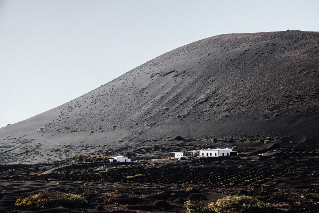 Weiße Häuser in Landschaft auf Lanzarote