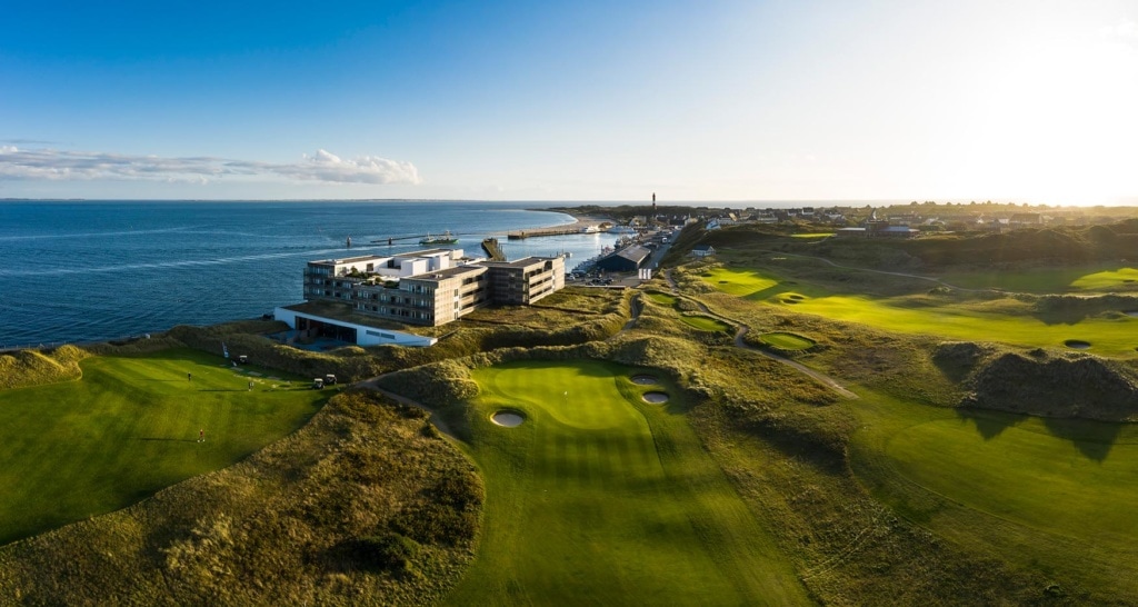 Budersand Hotel gesehen vom Golfclub mit Golfplatz und Blick auf die Nordsee