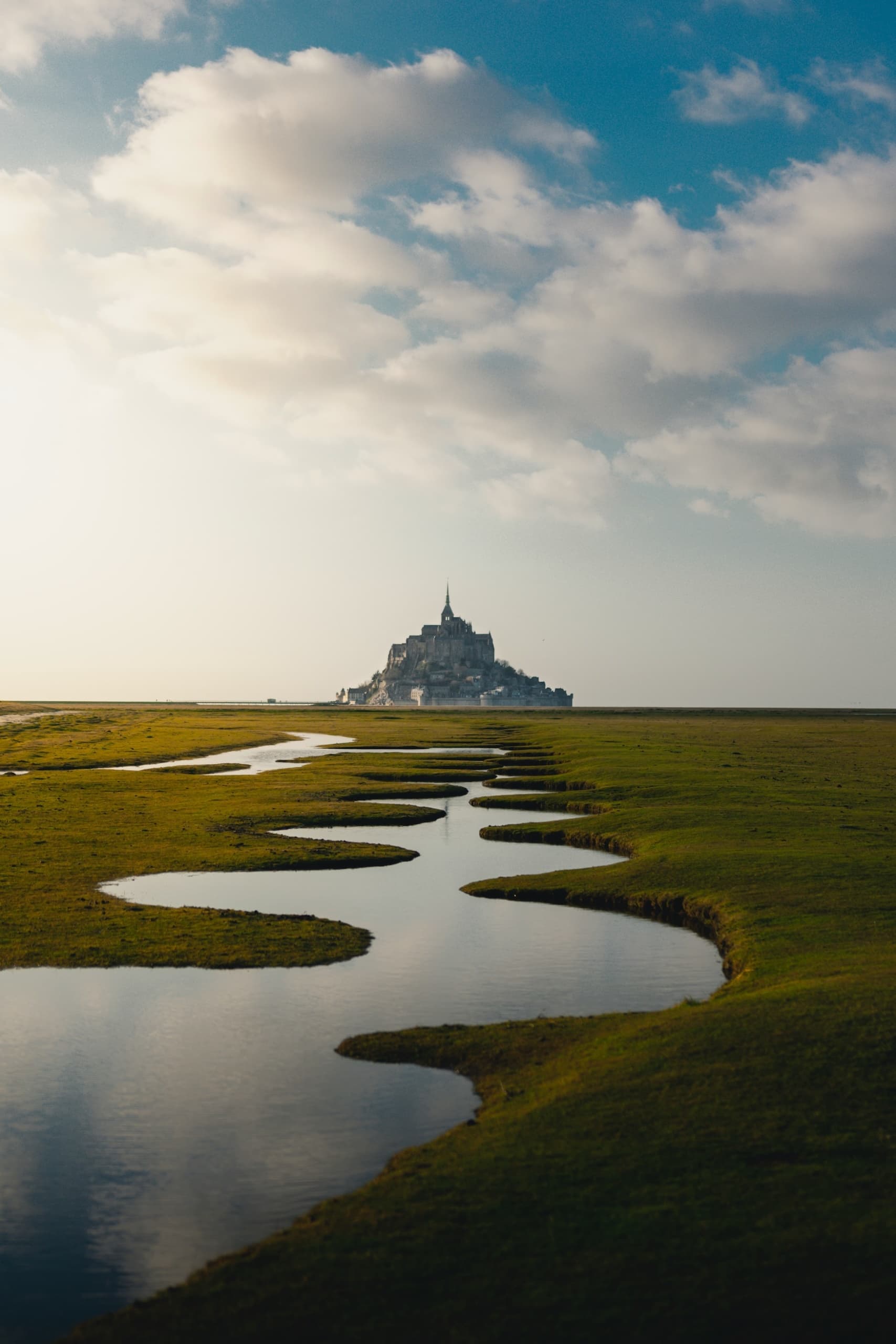Mont Saint Michel in der Normandie vom Meer umspült