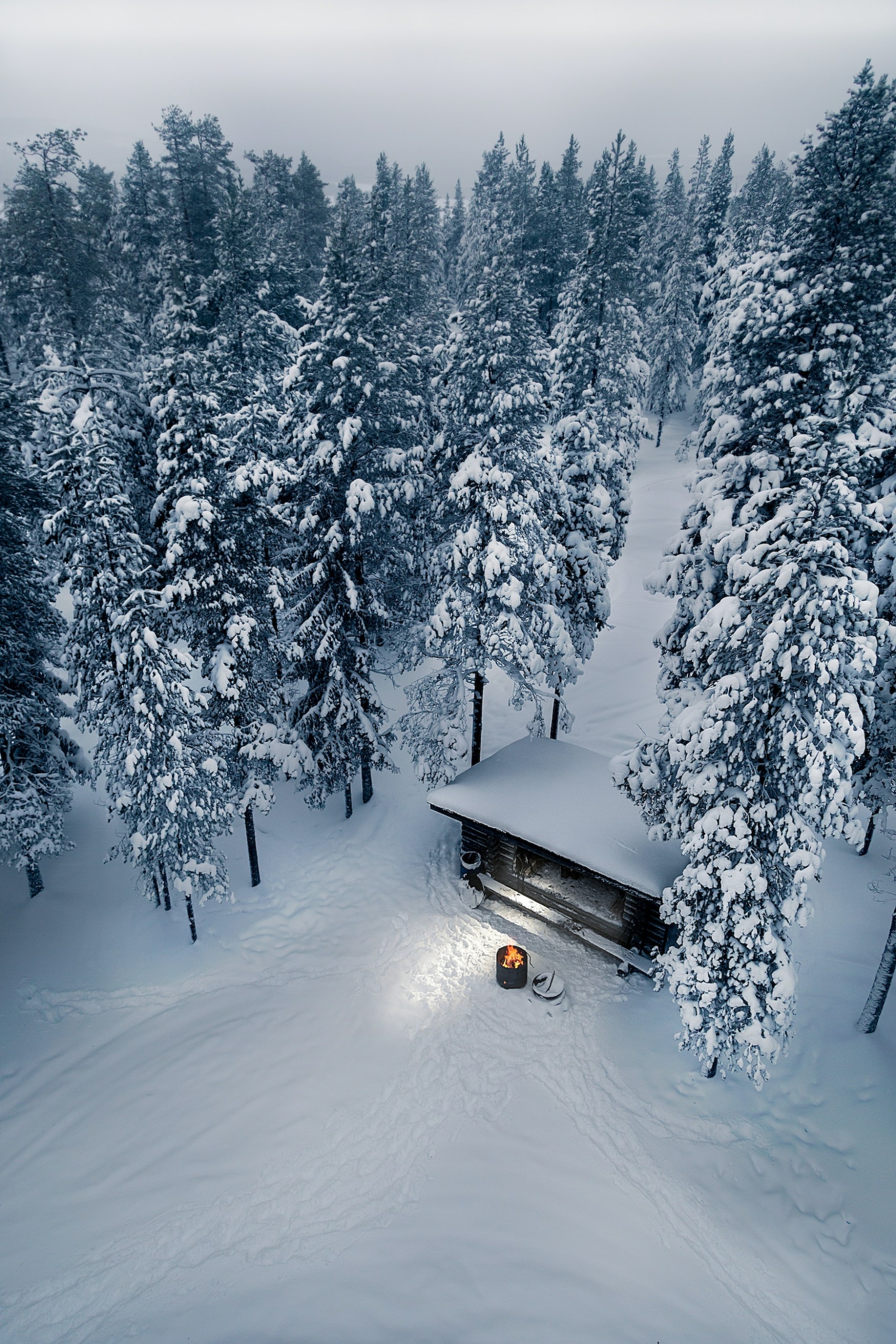 Hütte im Winterwald in Finnland