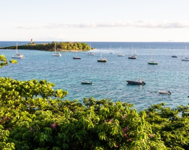 Blick auf Boote vor Guadeloupe