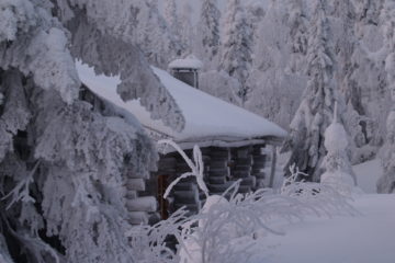 Haus im Winter Finnlands