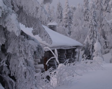 Haus im Winter Finnlands