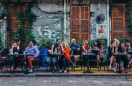 Gäste sitzen draußen vor einem Cafe auf dem Rothschild Boulevard in Tel Aviv