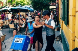 Pärchen tanzt Tango auf Straße in Buenos Aires