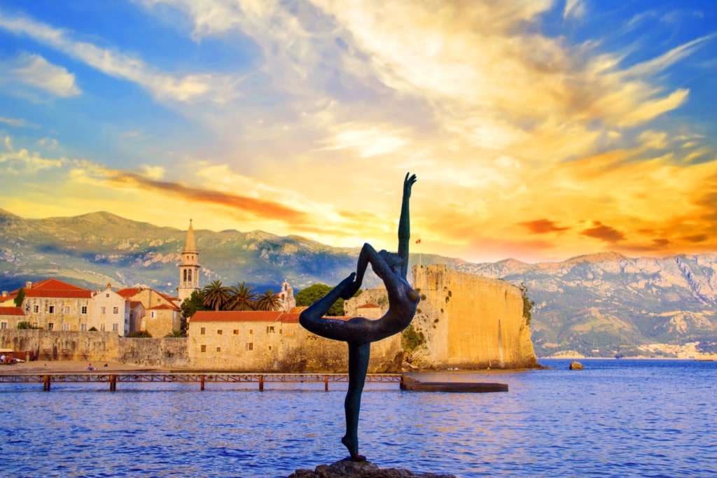 Ballerina-Statue in Budva in Montenegro