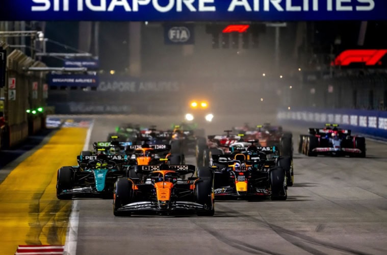 Formel 1 in Singapur: Rennwagen auf Piste