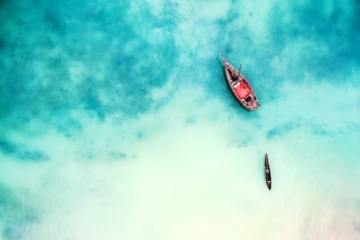 Küste in Sansibar mit Boot
