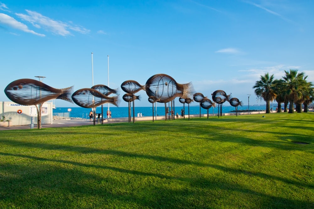 Fisch-Skulpturen an Strandpromenade