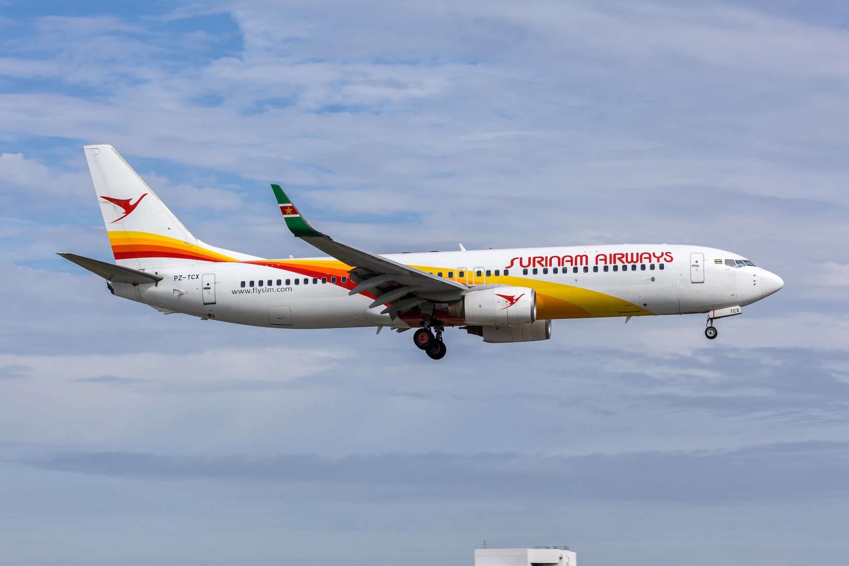 Flugzeug von Surinam Airways im Landeanflug.