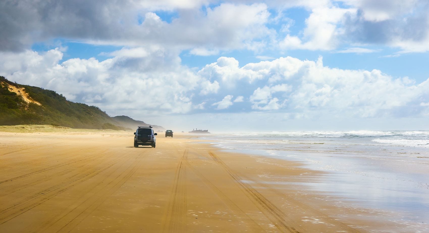 Autos fahren entlang des Strandes auf Fraser Island, Queensland 