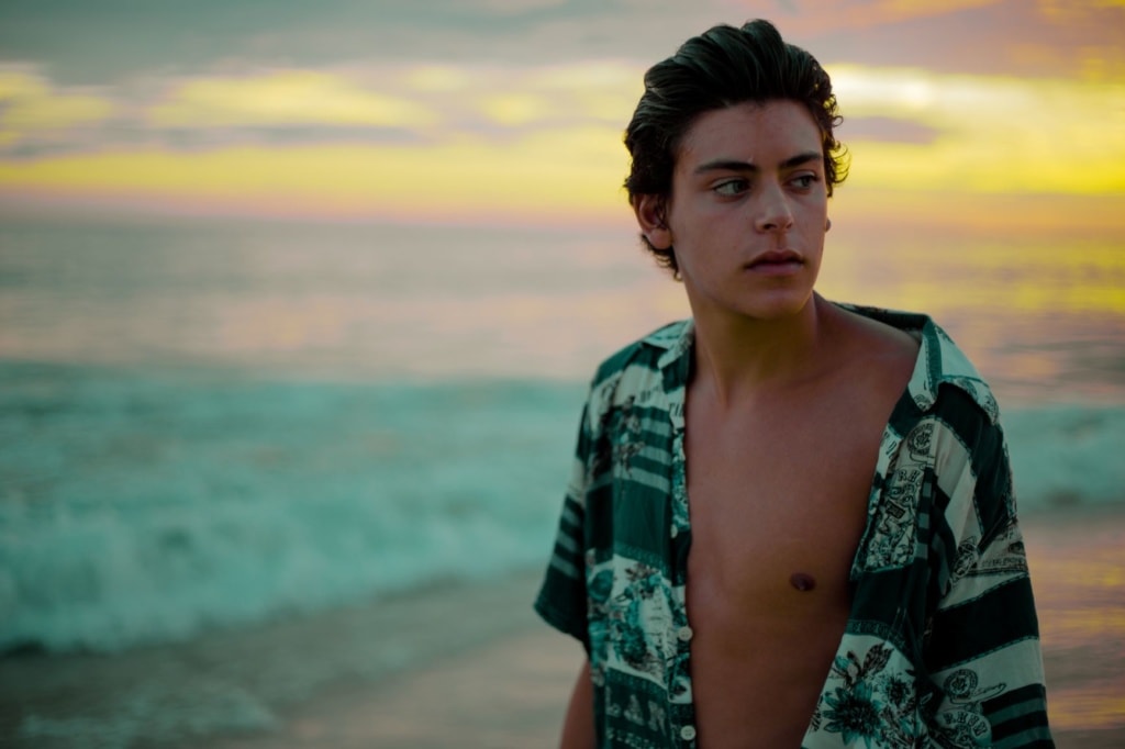 Junger Mann in Brasilien am Strand