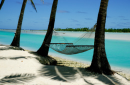 Hängematte am Strand auf den Cookinseln