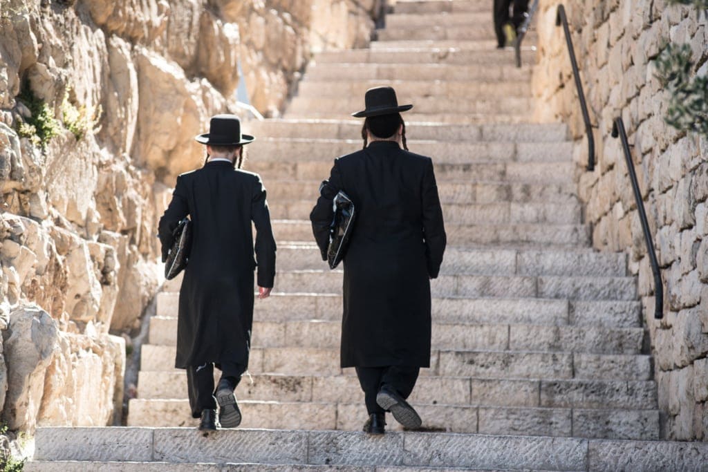 Juden unterwegs in Jerusalem