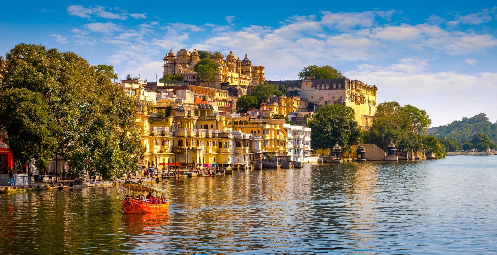 Stadtpalast und Pichola-See in Udaipur, Rajasthan, Indien, Asien