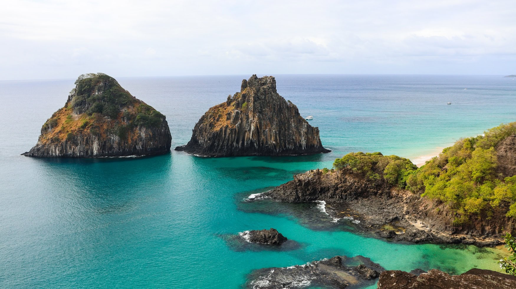 Die Felsen des Morro Dois Irmãos vor der Baía dos Porcos auf Fernando de Noronha, Brasilien.