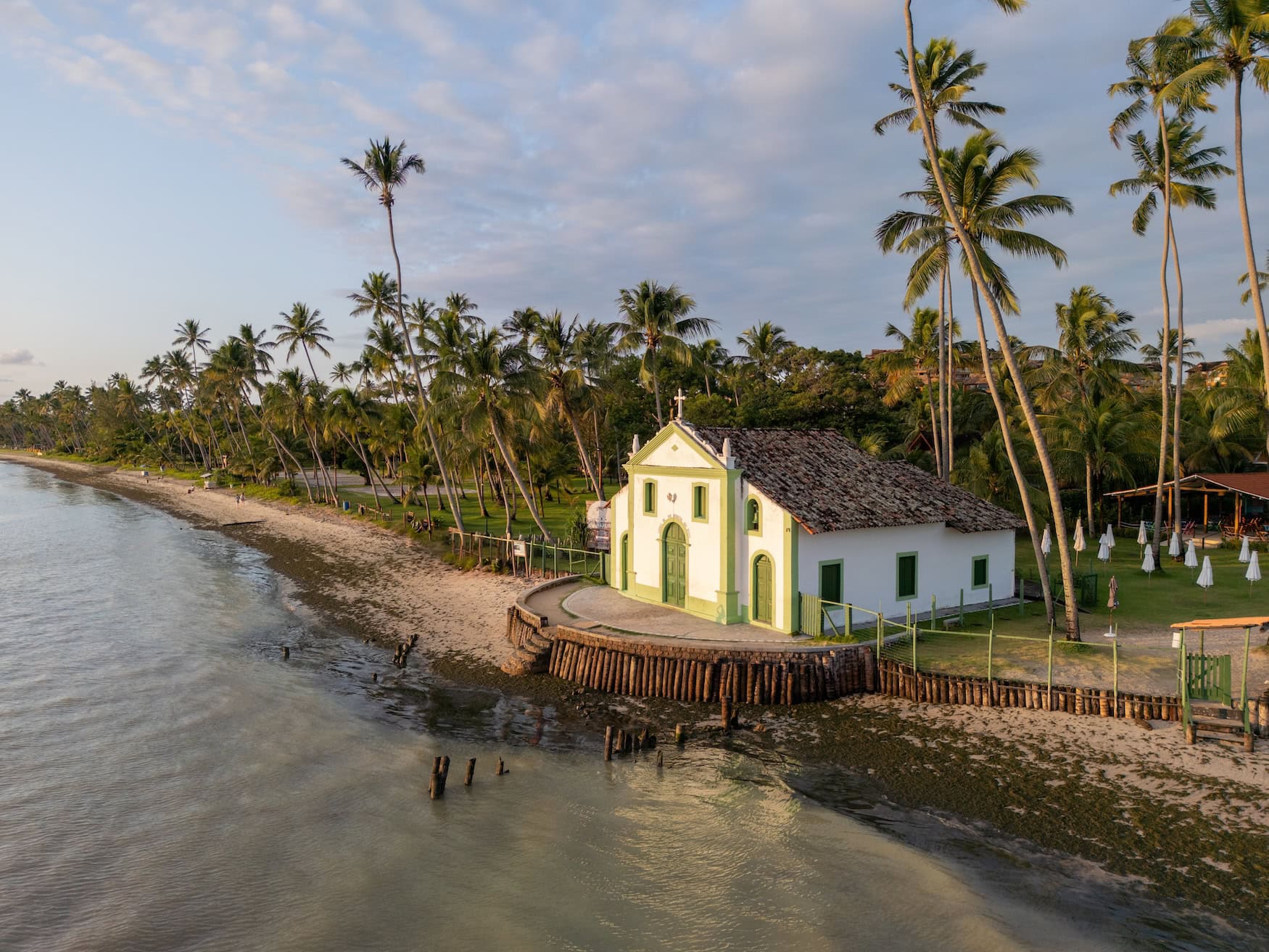 Kapelle São Benedito zwischen Kokospalmen an der Praia dos Carneiros in Tamandaré, Brasilien.