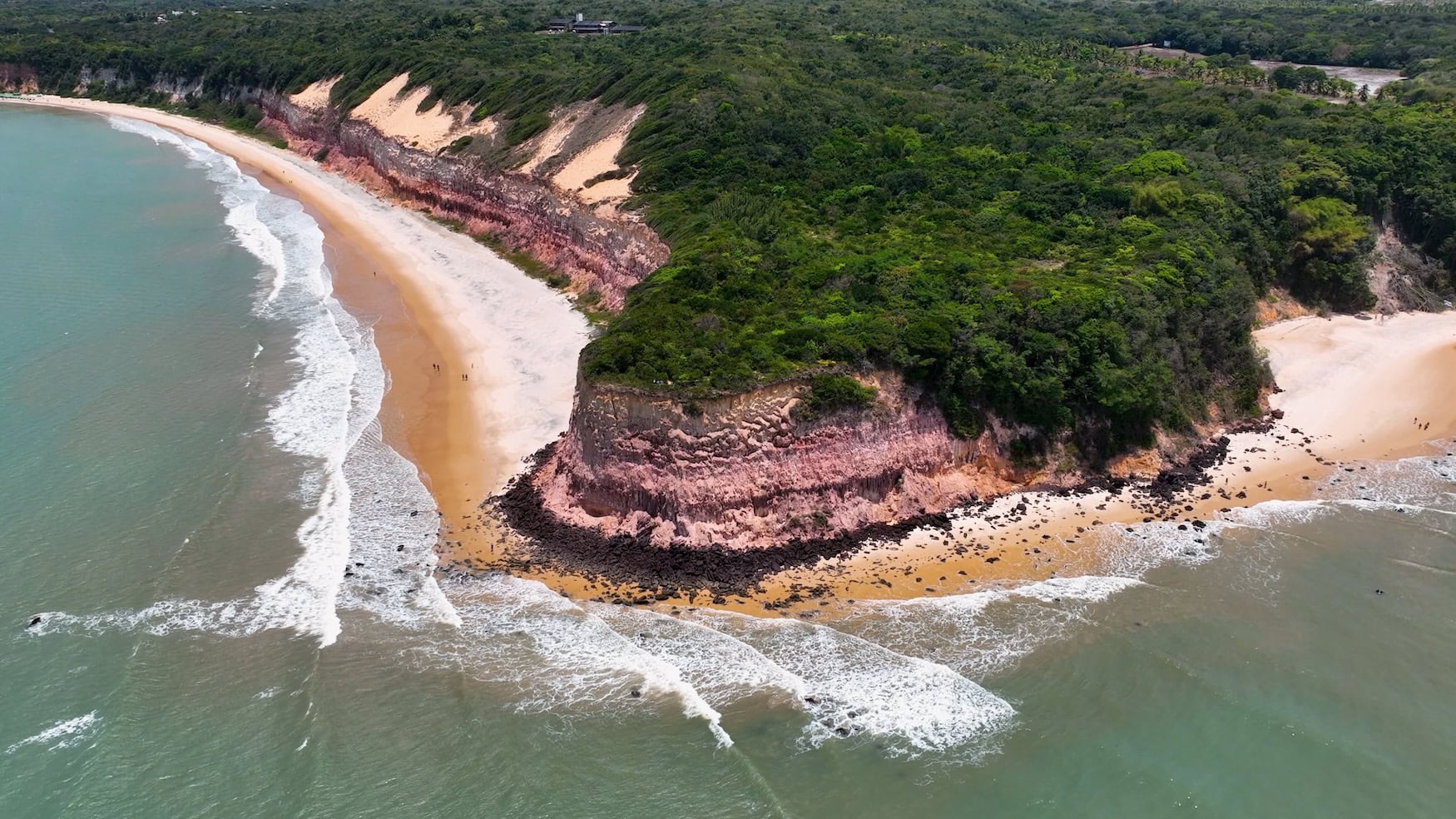 Rote Klippen zwischen zwei Sandbuchten bei Pipa im Bundesstaat Rio Grande do Norte, Brasilien, Luftaufnahme.