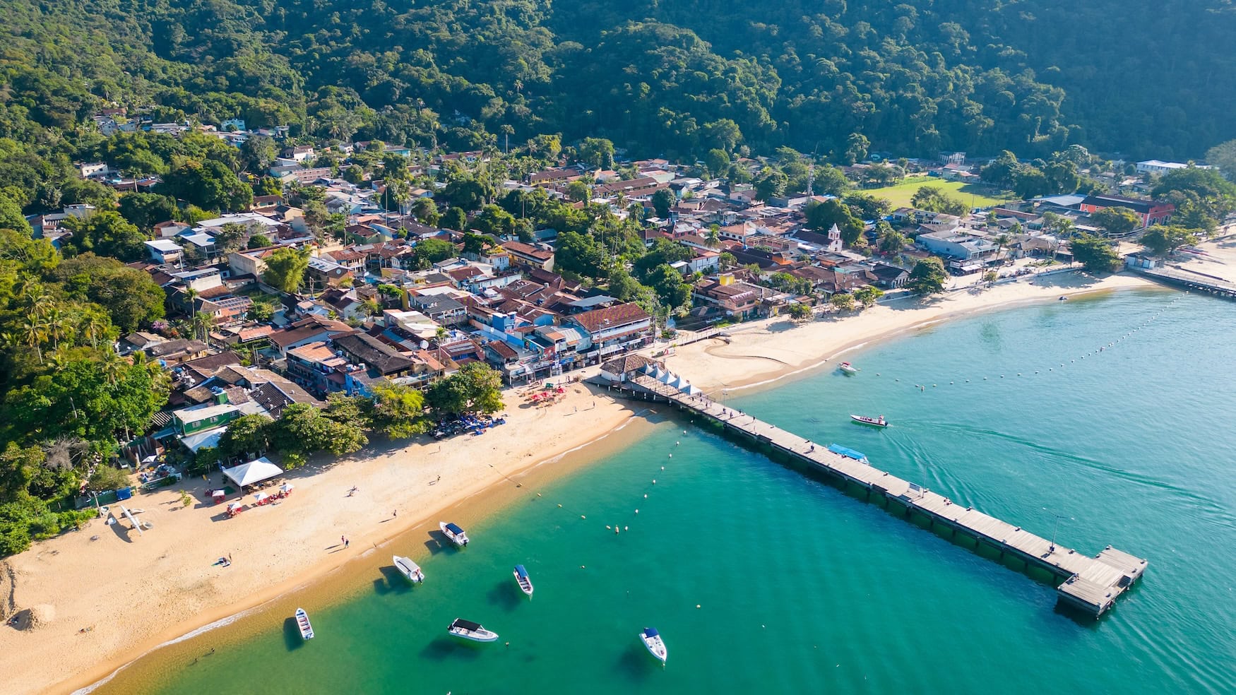 Vila do Abraão mit Bootsanleger und Strand auf der Ilha Grande, Bundesstaat Rio de Janeiro, Brasilien, Luftaufnahme.