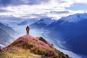 Wandern in Alaska: Mann genießt die Panormasicht auf die Berge