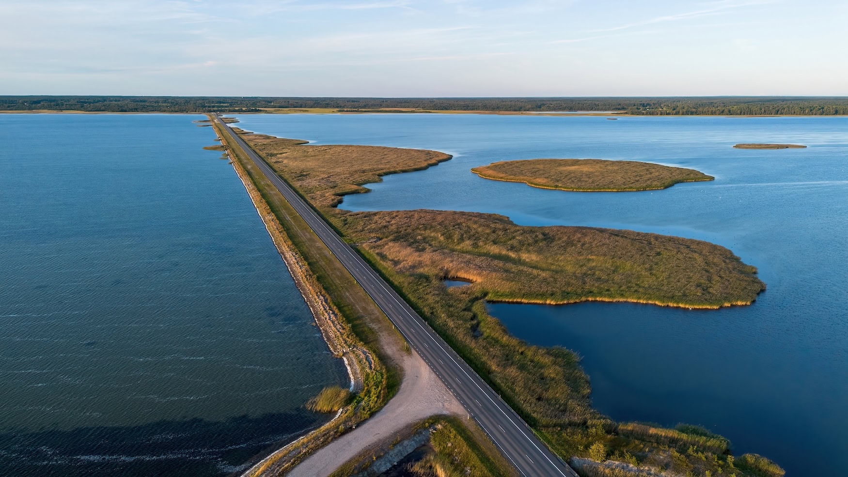Straßendamm Väinatamm zwischen den Inseln Muhu und Saaremaa in Estland, Luftaufnahme.