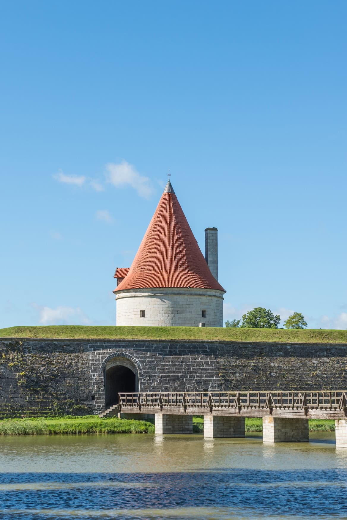 Rundturm und Wassergraben an der Bischofsburg in Kuressaare auf der Insel Saaremaa, Estland.