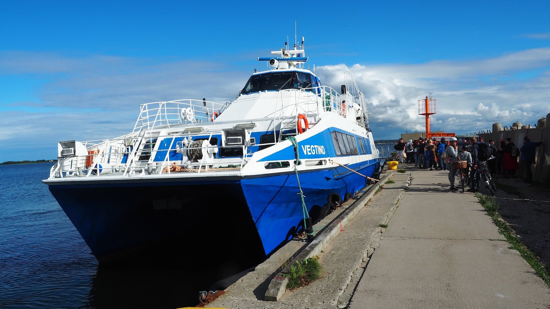 Fahrgastschiff Vegtind am Anleger der Insel Aegna vor Tallinn, Estland.