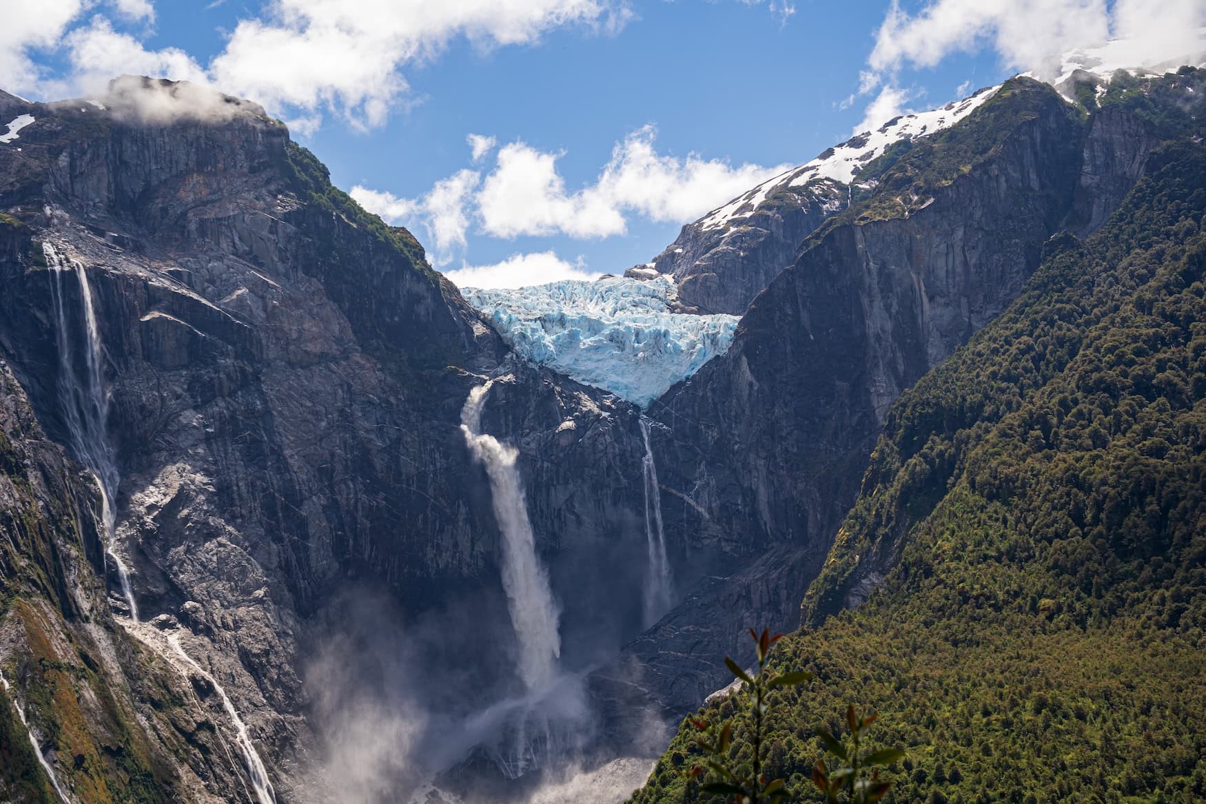 Nahaufnahme des Hängenden Gletschers im Nevado Queulat Nationalpark in Patagonien, Chile