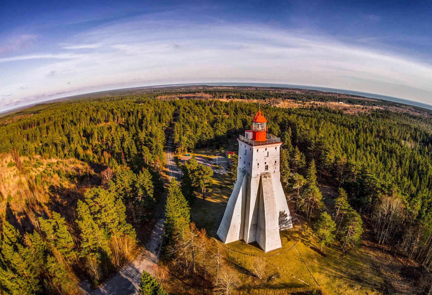 Leuchtturm Kõpu inmitten von Kiefernwäldern auf der Insel Hiiumaa in Estland, Luftaufnahme.