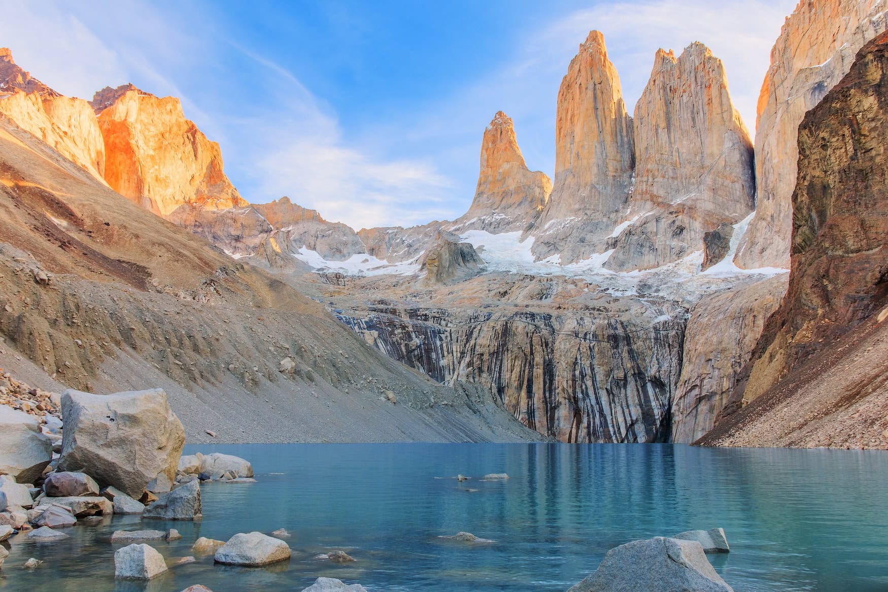 Die drei Granittürme über der Lagune am Mirador Base Las Torres im Nationalpark Torres del Paine, Chile.