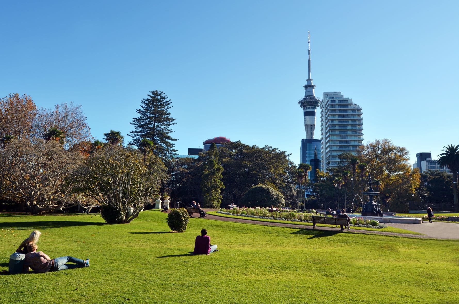 Besucher auf Wiese im Albert Park, Auckland 