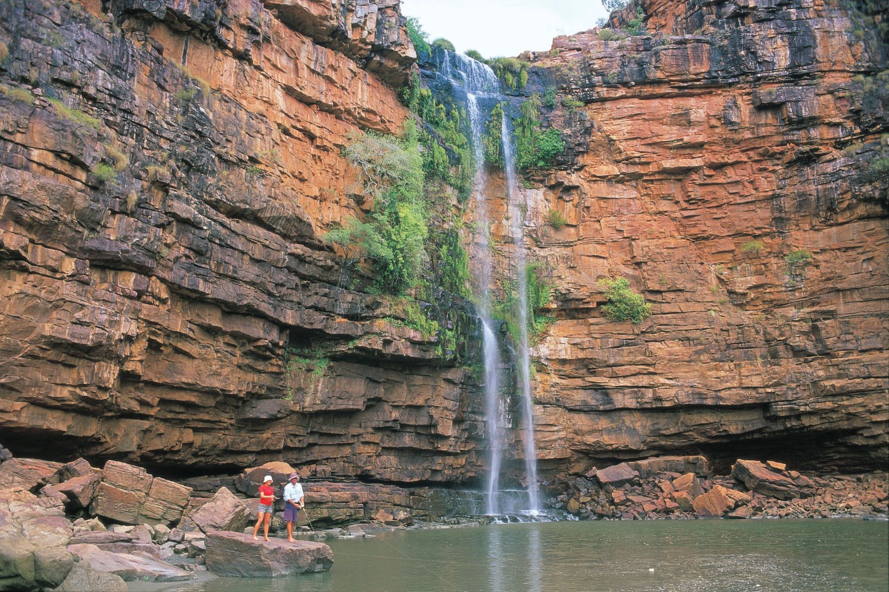 Zwei Personen angeln an einem Wasserfall in Westaustralien 
