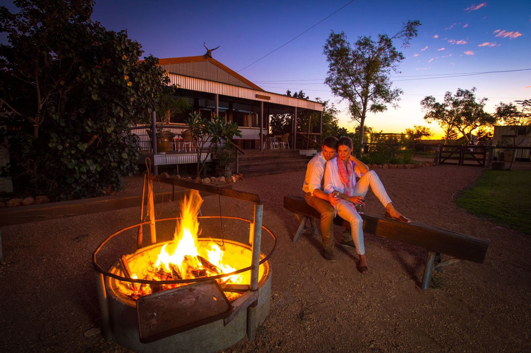 Paar am Lagerfeuer in Australien