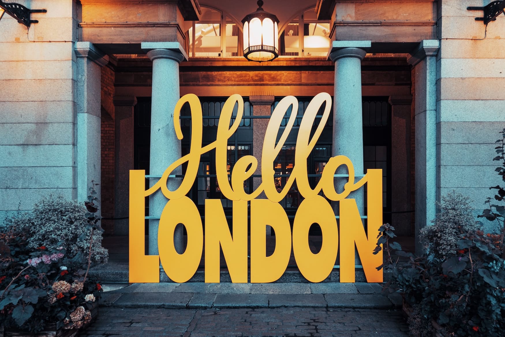 Hello London Schild in Gelb