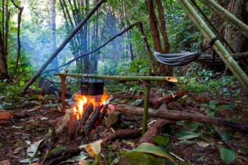 Dschungel Barbecue mit Feuer und Hängematte