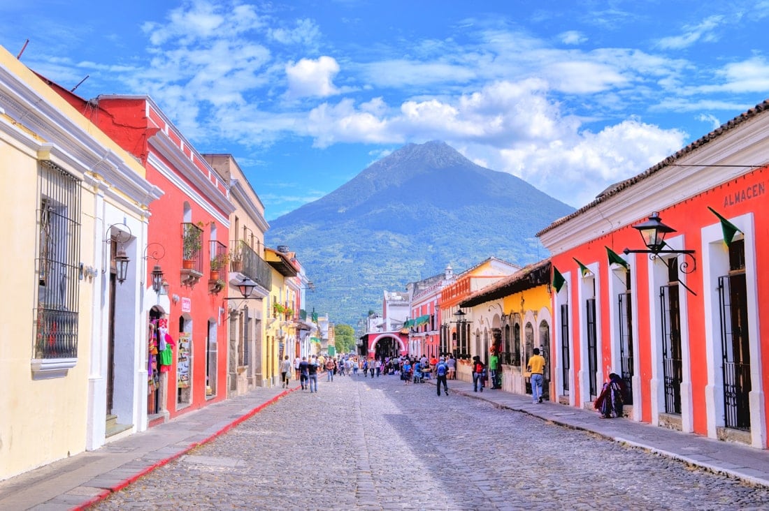 Blick auf die Kolonialstadt Antigua in Guatemala