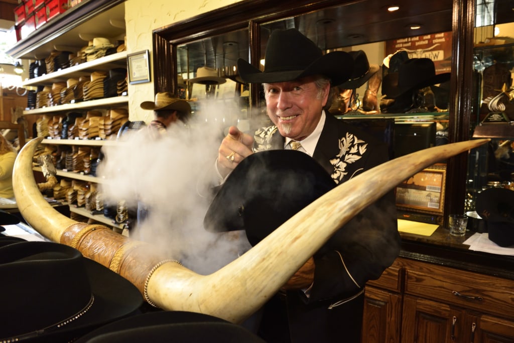 Bill Dewbre von Wild Bills Western Store formt einen Cowboyhut unter Dampf, Dallas, Texas, USA