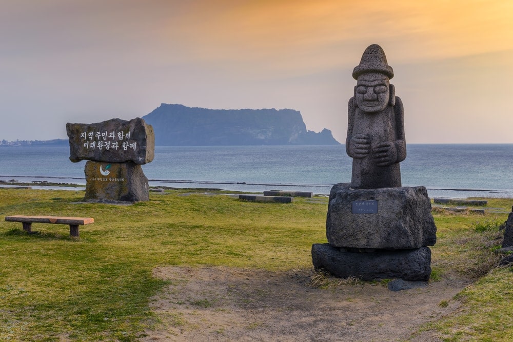Dol hareubang statue and Jeju-do Seongsan Ilchulbong, Jeju Island, Südkorea