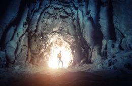 Österreichs Höhlen: Frau wandert durch Höhle