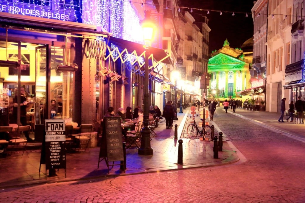 Abendliche Straßenszene in Brüssel, mit Restaurant links